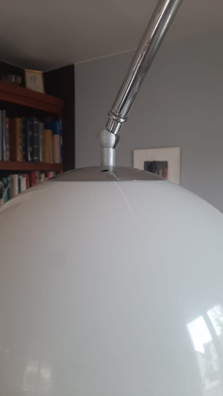 la pièce montée sur sa lampe